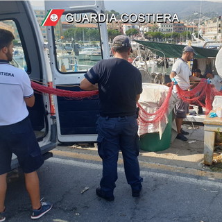 Sanremo: due chilometri e mezzo di rete non consentita sequestrata dalla Guardia Costiera al largo della città