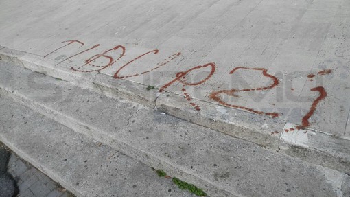 Scoperto l'autore dell'atto di vandalismo in Comune ad Imperia e sulle panchine di piazza della Vittoria