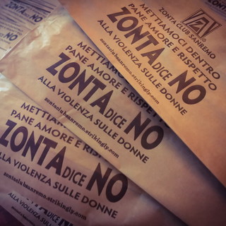 Lo Zonta dice ‘No’ alla violenza sulle donne: 20mila sacchetti per il pane e due panchine rosse Lo Zonta dice ‘No’ alla violenza sulle donne: 20mila sacchetti per il pane e due panchine rosse