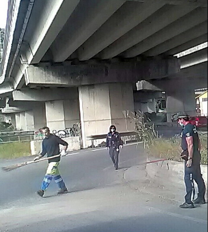 Sanremo: camioncino perde terriccio in Valle Armea, due centauri a rischio caduta all'uscita dell'Aurelia Bis (Foto)