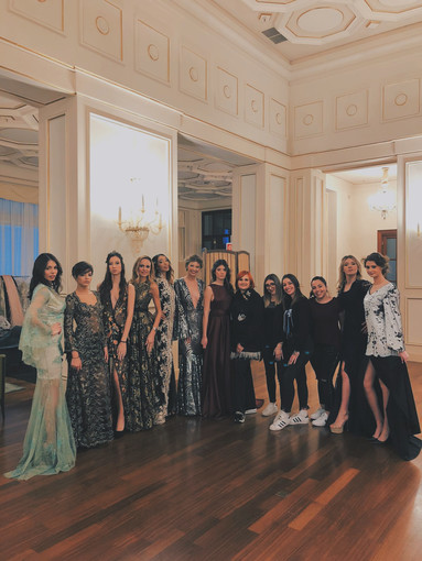 Grande successo per il défilè di alta moda sulla scalinata del Casinò di Sanremo. Le modelle sono state preparate da Paolo e Fiore Gori dell’Hair School e il Salone parrucchieri Gori Grande successo per il défilè di alta moda sulla scalinata del Casinò di Sanremo. Le modelle sono state preparate da Paolo e Fiore Gori dell’Hair School e il Salone parrucchieri Gori