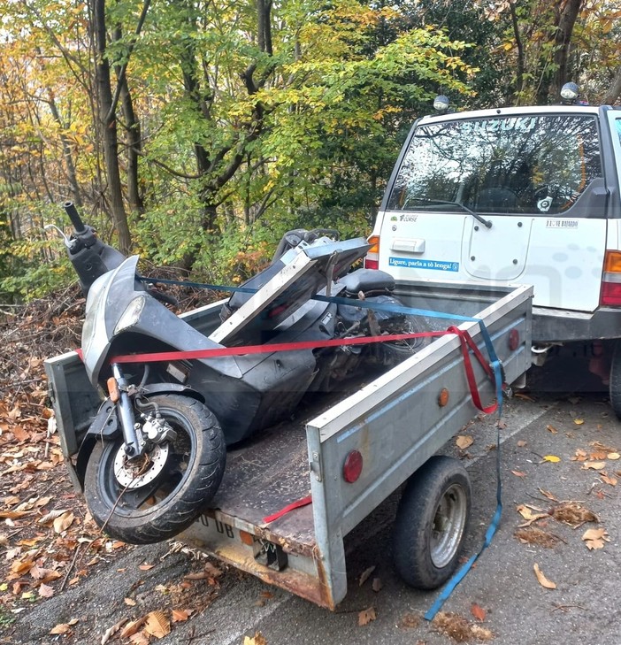 Sanremo: scooter abbandonato nel bosco, recuperato e affidato al comune per lo smaltimento (Foto)