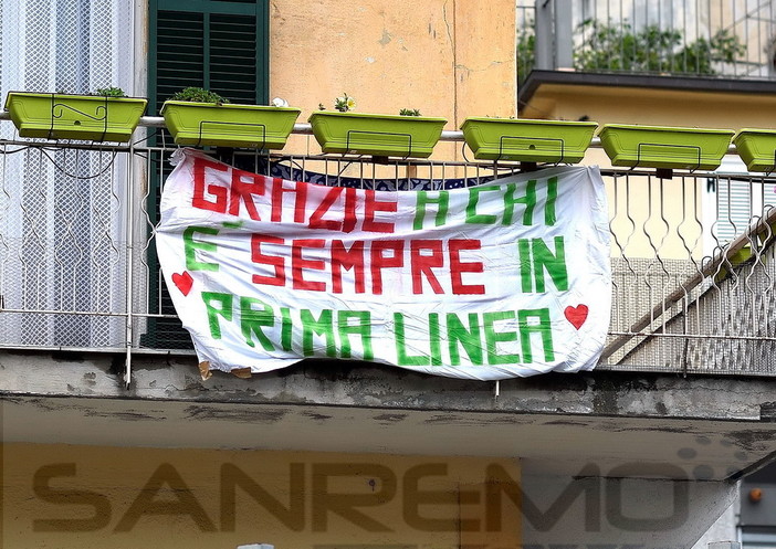 "Grazie a chi è sempre in prima linea": uno striscione per ringraziare chi lavora per noi a Sanremo (Foto) "Grazie a chi è sempre in prima linea": uno striscione per ringraziare chi lavora per noi a Sanremo (Foto)