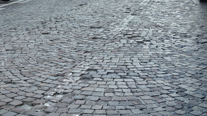 Sanpietrini di Via Manzoni a Sanremo, una lettrice: "Speriamo che questa volta sappiano come fare!"