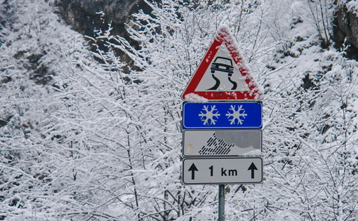 Neve e gelo nell'entroterra della provincia di Imperia: prosegue lo spargimento di sale ma le strade sono ancora pericolose