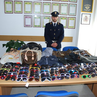 Sanremo: servizio di controllo nella Pigna, la Polizia denuncia due senegalesi e sequestra merce contraffatta Sanremo: servizio di controllo nella Pigna, la Polizia denuncia due senegalesi e sequestra merce contraffatta