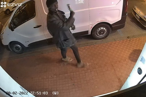 Ventimiglia: extracomunitario sfonda per la seconda volta la vetrina di un negozio di via Cavour (Video)
