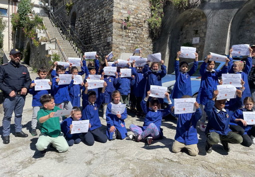 A lezione con la Polizia Ferroviaria: una mattinata particolare per gli alunni della 'Rubino' di Sanremo A lezione con la Polizia Ferroviaria: una mattinata particolare per gli alunni della 'Rubino' di Sanremo