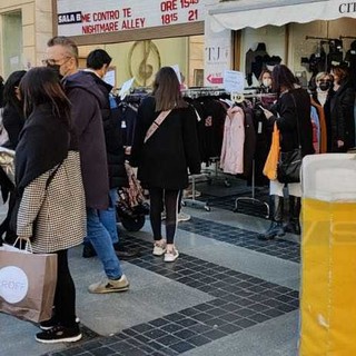Sanremo: buona partenza per 'Saldi di Gioia', tante persone in giro a caccia dell'occasione Sanremo: buona partenza per 'Saldi di Gioia', tante persone in giro a caccia dell'occasione