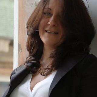 Alle 17.30 sulla piattaforma del MEI la sanremese Simona De Melas per parlare dell'universo femminile nel mondo dello spettacolo