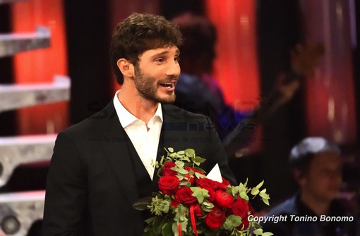 Sanremo 2027, verso l’addio alle Nuove Proposte: l’ipotesi ridisegna il Festival e cambia il percorso dei giovani Sanremo 2027, verso l’addio alle Nuove Proposte: l’ipotesi ridisegna il Festival e cambia il percorso dei giovani