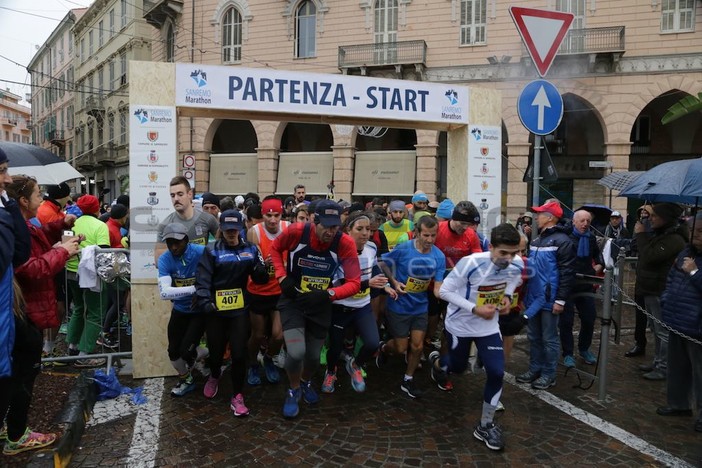 Il maltempo non ferma la carica degli oltre 600 partecipanti della Sanremo Marathon (FOTO e VIDEO)