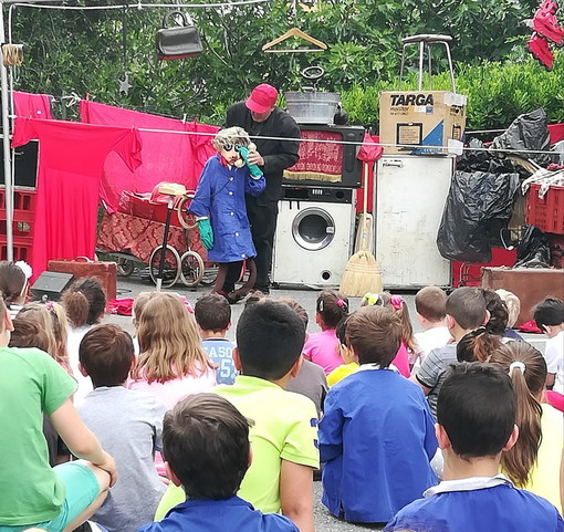 Ospedaletti: piacevole e meritata sorpresa lunedì mattina per tutti gli alunni della scuola dell'infanzia e della scuola primaria De Amicis Ospedaletti: piacevole e meritata sorpresa lunedì mattina per tutti gli alunni della scuola dell'infanzia e della scuola primaria De Amicis