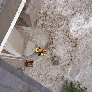 Ventimiglia: migrante in pericolo sul Roya sotto il ponte dell'autostrada, soccorso dai Vigili del Fuoco (Foto)