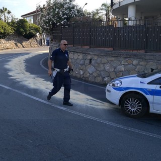 Sanremo: mezzo perde gasolio in via Padre Semeria, la Municipale sparge la segatura (Foto)