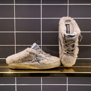 Dalle passerelle alla città: il successo intramontabile delle sneakers firmate