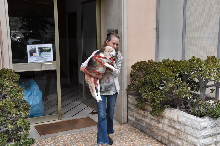 Sanremo: eseguito lo sfratto di Cristina Folchi "Dormirò in macchina, le mie bestiole saranno ospitate" (Foto e Video)