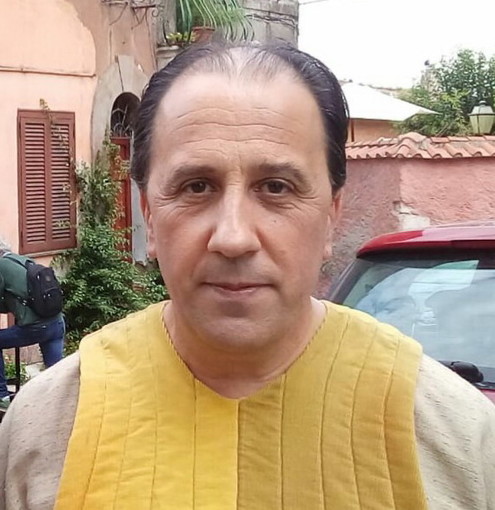 L'attore imperiese Stefano Simondo impegnato nelle riprese del film 'Il regno' con Max Tortora e Stefano Fresi