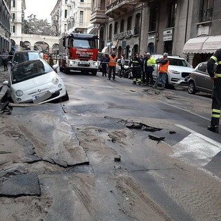 La provincia Savona in un momento non fortunato: non basta il virus, nel capoluogo cede una tubatura e frana una strada (Foto e Video)