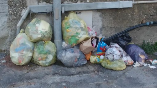 Sanremo: eliminati i bidoni in strada Mulattiera San Lorenzo ed i residenti continuano a lasciare i sacchetti (Foto)