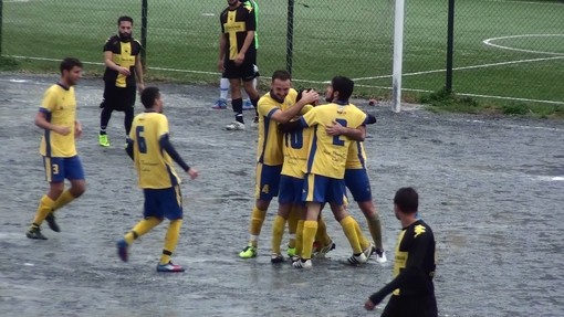 Nella foto il San Bartolomeo Calcio festeggia dopo un gol: ieri i gialloblù hanno pareggiato 2-2 sul campo della Noelse