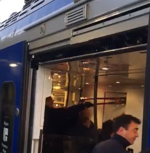 Ventimiglia: spray urticante e ganasce per fermare i migranti sul treno dei pendolari, Di Muro &quot;Atteggiamento assurdo della Polizia francese&quot; (Video)
