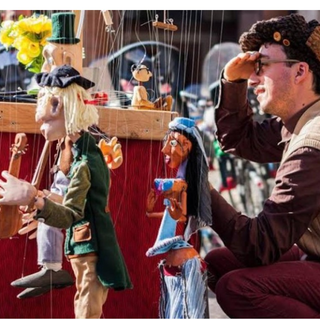 Spettacolo teatrale a Sanremo, "Storie appese a un filo" va in scena in piazza Colombo