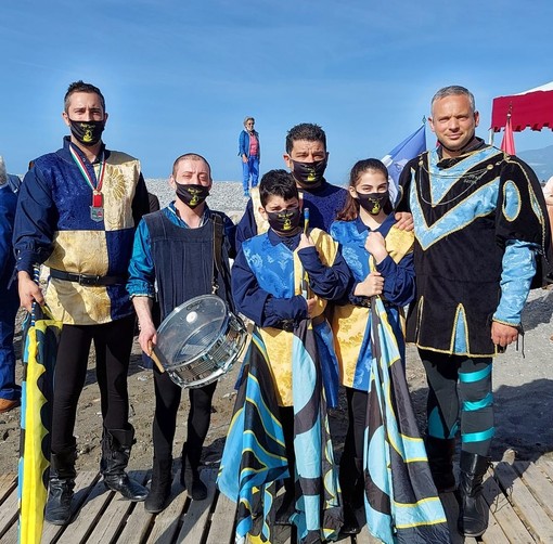 Ventimiglia: il Sestiere Burgu ha salutato Salvatore Cimmino in partenza per il ‘Giro d'Italia a nuoto’ (video)