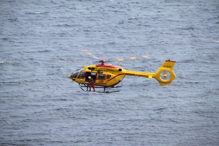 Ventimiglia: bambino in difficoltà tra le onde, salvato dai bagnini e portato d'urgenza al 'Gaslini' Ventimiglia: bambino in difficoltà tra le onde, salvato dai bagnini e portato d'urgenza al 'Gaslini'