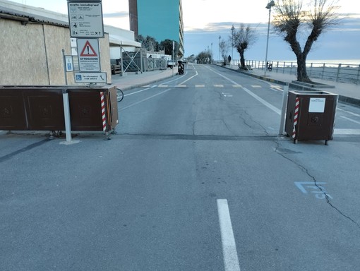 Vallecrosia, parcheggi selvaggi sul lungomare. I residenti: "La sbarra Ztl non funziona, siamo stufi"