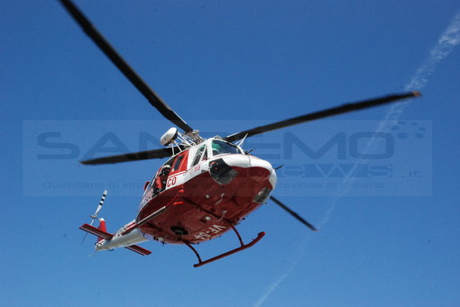 Cipressa: trovato uomo incosciente sulla strada, mobilitazione di soccorsi Cipressa: trovato uomo incosciente sulla strada, mobilitazione di soccorsi