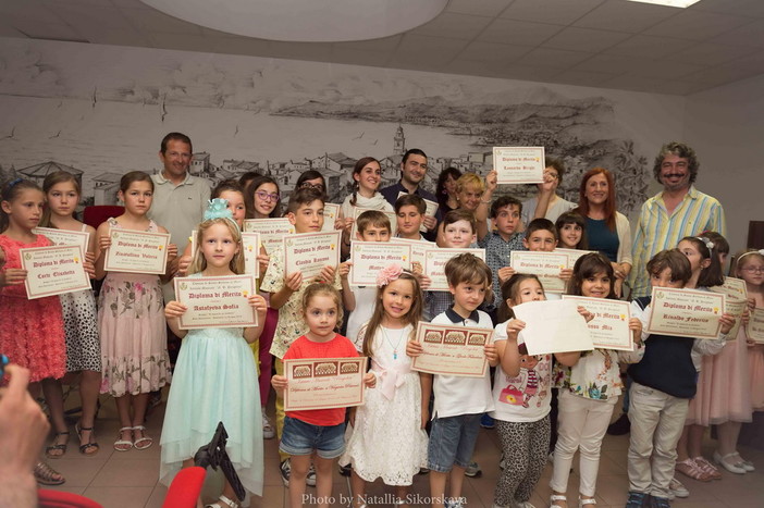 Santo Stefano al Mare: il saggio della Pergolesi in ricordo del piccolo Mario aiuta un bimbo rivese malato