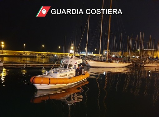 La Guardia Costiera in azione a porto vecchio La Guardia Costiera in azione a porto vecchio