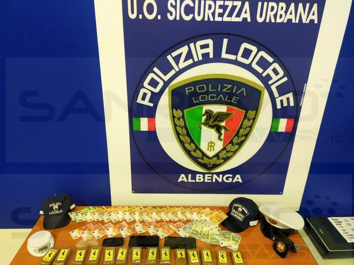 Albenga: 21enni di Sanremo e Ospedaletti avevano allestito una centrale dello spaccio in centro (Foto) Albenga: 21enni di Sanremo e Ospedaletti avevano allestito una centrale dello spaccio in centro (Foto)