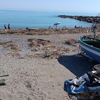 Rifiuti in spiaggia a Ventimiglia, il PD: “Tronchi, lamiere, pneumatici ad attendere i turisti”