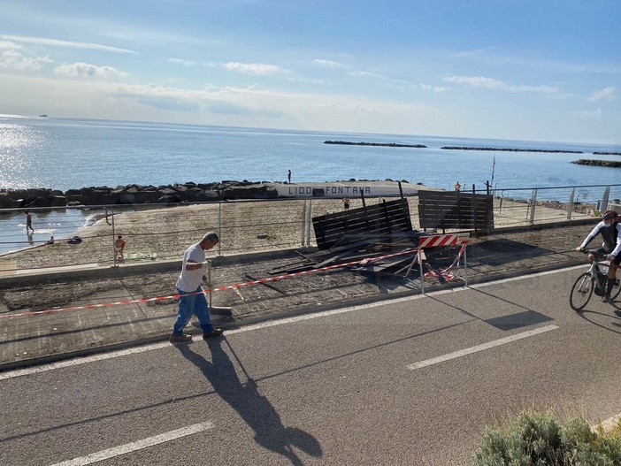 Sanremo: restyling per la ciclabile, Amaie Energia sostituisce le assi di legno sulla camminata sull'Imperatrice (Foto) Sanremo: restyling per la ciclabile, Amaie Energia sostituisce le assi di legno sulla camminata sull'Imperatrice (Foto)
