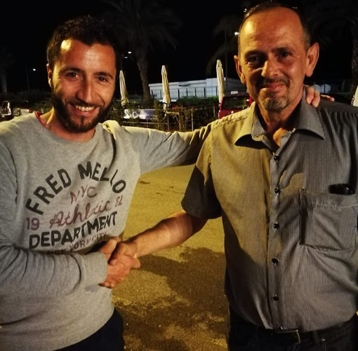 Stretta di mano tra mister Siciliano e il Presidente Proto: in casa Sanstevese si guarda alla prossima stagione