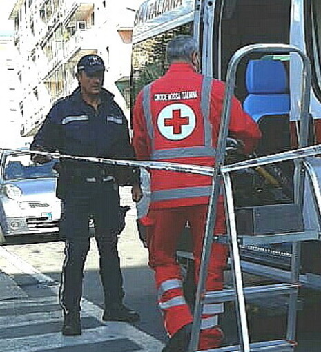 Sanremo: donna si sente male al mercato di piazza Eroi, soccorsa da Polizia Locale e Croce Rossa