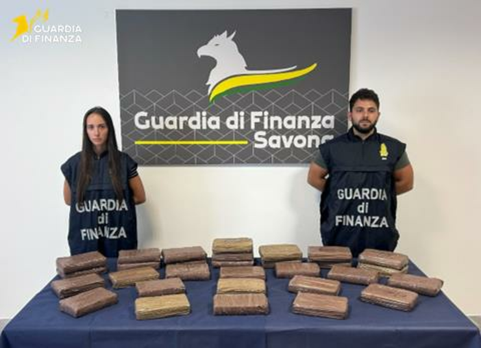 Oltre 34 chili di cocaina dalla Spagna: arrestati due corrieri passati dal confine di Ventimiglia Oltre 34 chili di cocaina dalla Spagna: arrestati due corrieri passati dal confine di Ventimiglia