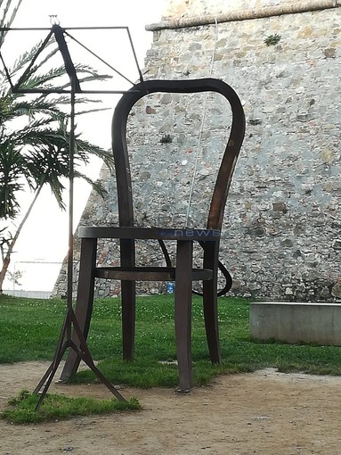 La sedia 'gigante' rotta