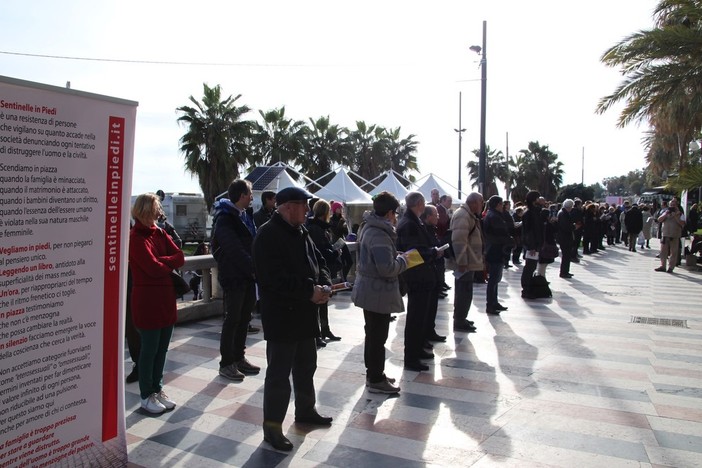 Sanremo: le ‘Sentinelle in Piedi’ manifestano “contro il Festival dell’utero in affitto” (foto e video)