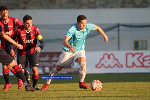 Mateo Likaxhiu in azione con la maglia della Sanremese contro la Caronnese