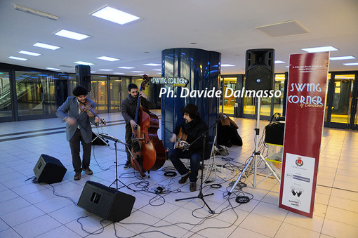 Sanremo: al motto "E chi ferma più lo Swing?!", ieri al Palafiori il quarto appuntamento dello 'Swing Corner' Sanremo: al motto "E chi ferma più lo Swing?!", ieri al Palafiori il quarto appuntamento dello 'Swing Corner'