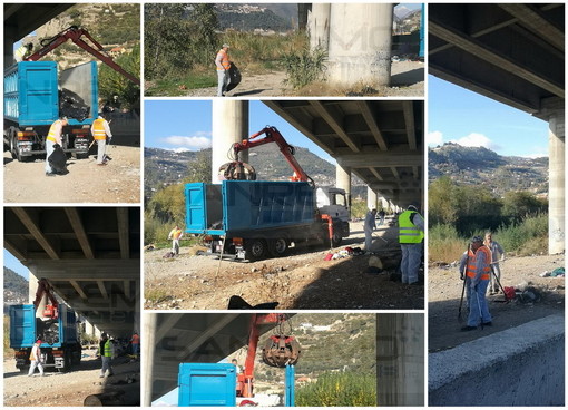 Ventimiglia: iniziata la pulizia del greto sul Roya nella zona 'occupata' dai migranti (Foto e Video)