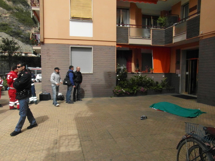 Ventimiglia: tronca la sua vita lanciandosi dal tetto di un palazzo, muore a 26 anni Stefano Rufo Ventimiglia: tronca la sua vita lanciandosi dal tetto di un palazzo, muore a 26 anni Stefano Rufo