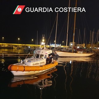 La Guardia Costiera in azione a porto vecchio La Guardia Costiera in azione a porto vecchio