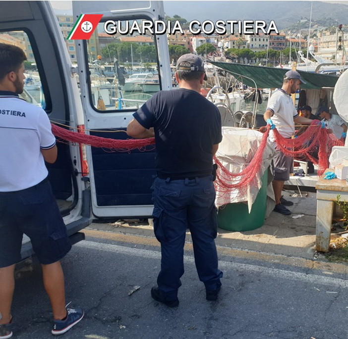 Sanremo: due chilometri e mezzo di rete non consentita sequestrata dalla Guardia Costiera al largo della città