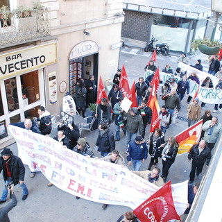 Sit in dei lavoratori IMS ex Emi Music per le vie di Sanremo, contro la chiusura della Fabbrica