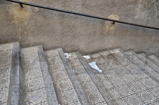 Sanremo: scalinate della scuola di via Volta sempre sporche, oggi i genitori hanno chiesto l'intervento del Sindaco Sanremo: scalinate della scuola di via Volta sempre sporche, oggi i genitori hanno chiesto l'intervento del Sindaco