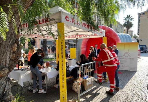 Screening contro il tumore al colon, grande partecipazione al gazebo di Ventimiglia (foto)